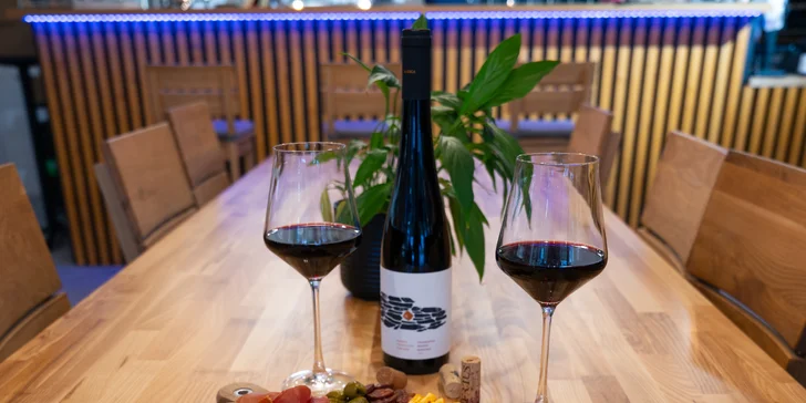 Lopárik plný dobrôt, pohár lahodného vína a leto v plnej sile. Poďte si vychutnať stredomorskú atmosféru so slovenským vínom do vinotéky WineTaste