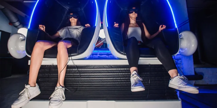  Jedinečné spojení virtuální reality a fyzických vjemů jako je vítr, pohyb, zvuk, obraz či otřes vám zprostředkuje absolutně nezapomenutelný zážitek.