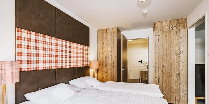 Na výber je izba so samostatnou spálňou alebo priestranný apartmán s dvoma spálňami.
