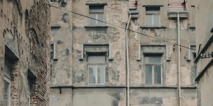 Ten, který vám na 3 hod. až celý víkend zapůjčí v Pujč si žihadlo, je originální americká verze.
