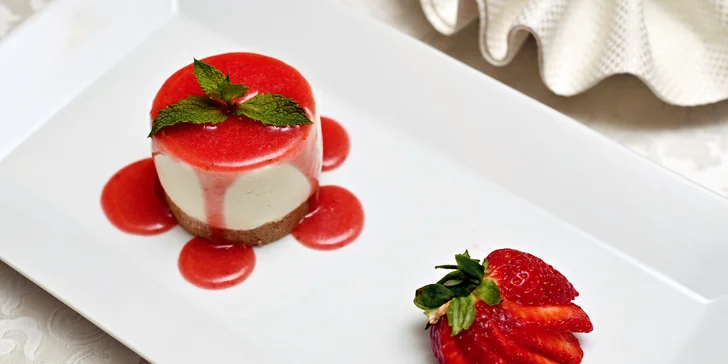 Sladká tečka nesmí chybět: je libo osvěžující cheesecake s jahodovou glazurou?