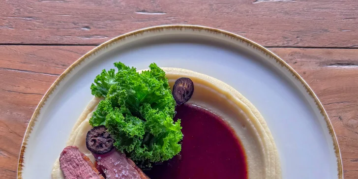 Menu restaurace nabízí např. kachnu či steak z pravé svíčkové.