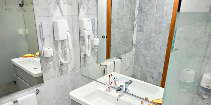 Interiéry pokojů staví na chladivých dlažbách, masivním dřevu a zemitých barvách s jemnými etno motivy.