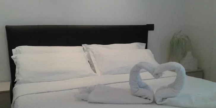 Pokoje mají koupelnu, TV, Wi-Fi, minibar, klimatizaci, trezor i telefon.