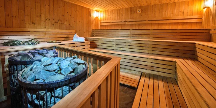 Potrebujete relax? Doprajte si variant s 1,5- či 3,5-hodinovým vstupom do SAI Wellness, kde vás čaká 8 druhoch sáun, 3 vírivky či Kneippov kúpeľ. 