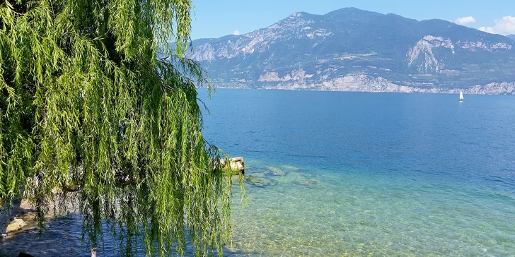 Nádherné výhledy a čiré jezero, které se pyšní titulem největšího jezera v Itálii. Právě to je okolí Lago di Garda. 