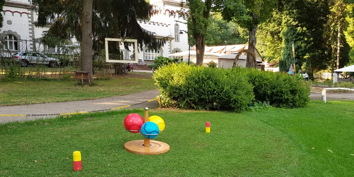 Čeká vás 90 minut hry - tři herní kola po 6 jamkách.