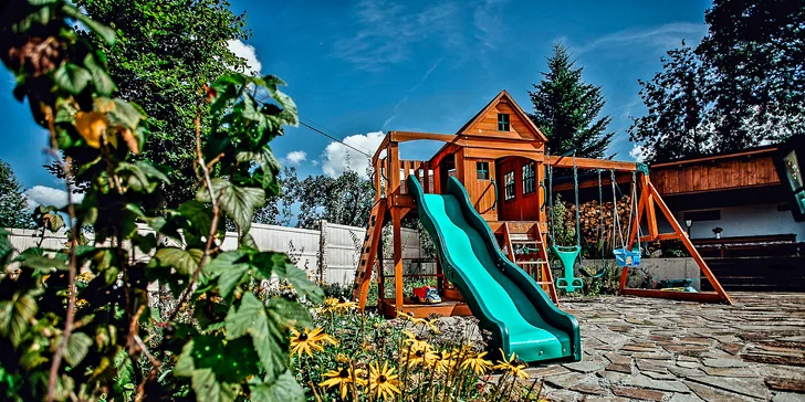 Dětské hřiště s trampolínou nadchne malé cestovatele.