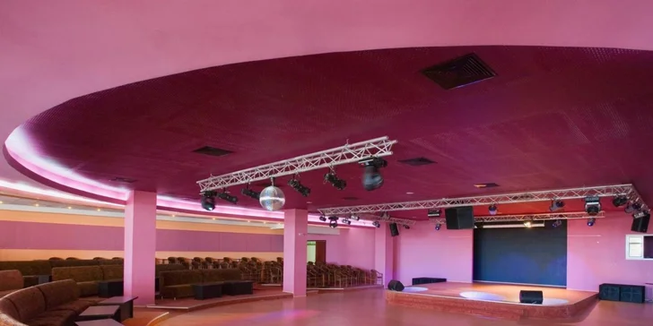 Večery v resortu pak patří velkolepým show, živé hudbě a společenským akcím.