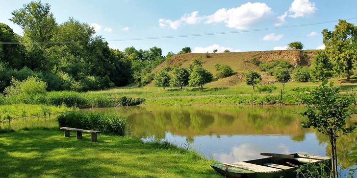 Asi 500 metrov odtiaľto je rybník.
