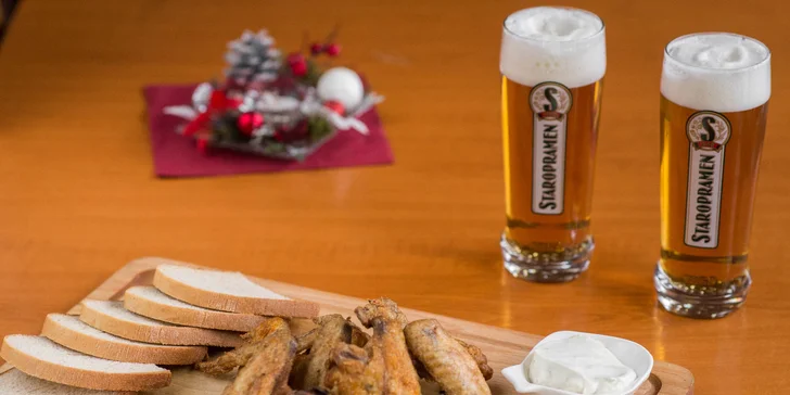 600 g grilovaných kuracích krídelok s domácou sweet chilli omáčkou a bylinkovým dressingom, 6 polkrajcov chleba, 2 × 0,5l čapovaného piva Staropramen 10°