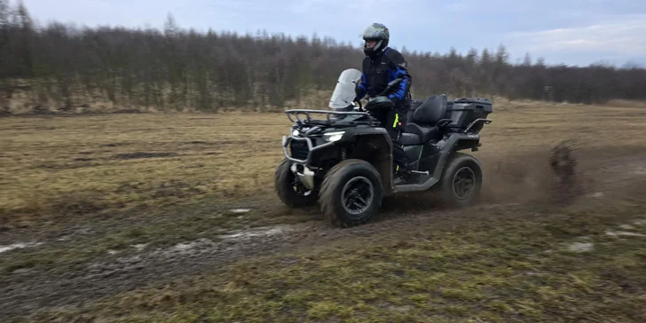 Voucher na delší dobu vám pak nabídne i nácvik jízdy na malé i velké off-roadové dráze. 