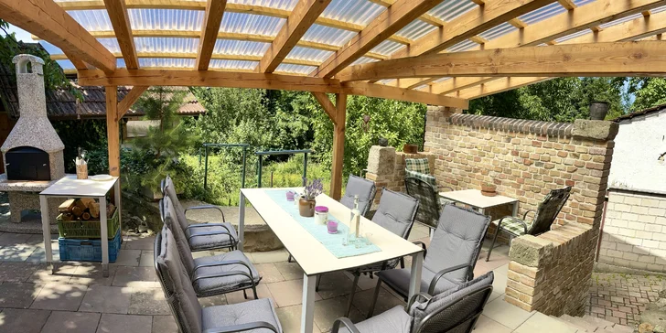Na terásce můžete posedět u grilu a párků či steaků na něm opečených. 