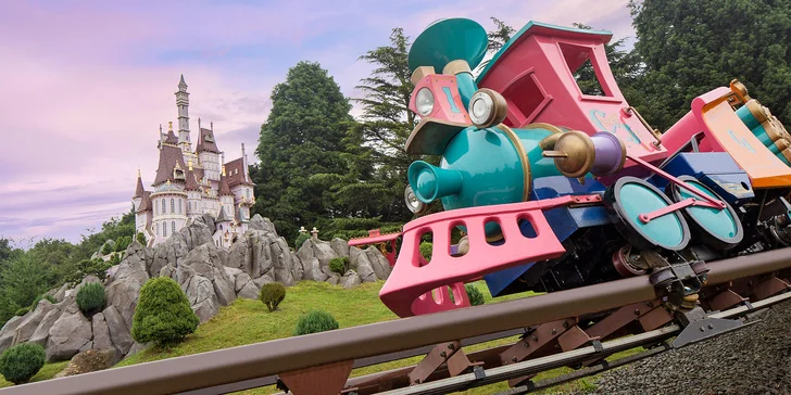 V zábavním parku vás čekají pohádkové postavičky, Mickey Mouse, velkolepé hrady, malebné chaloupky, bláznivé atrakce a spousta dalšího.