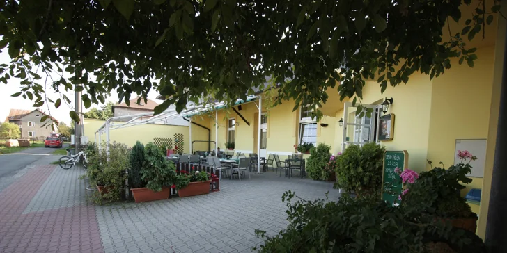 Podnik se nachází v klidné lokalitě u lesa.