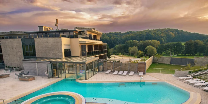 V cene máte ako vstup do vonkajšieho hotelového bazéna, tak aj do kúpeľov Thermal Park.