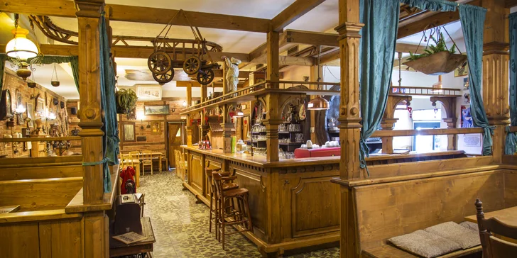 Interiér restaurace Flora je laděný do středověkého stylu. 