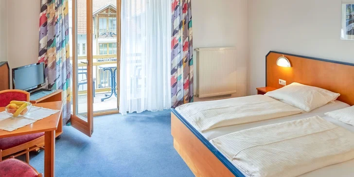 Ubytujete sa v príjemnej izbe s pohodlnou posteľou, televíziou a Wi‑Fi pripojením.