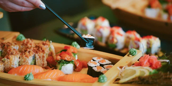Těšte se na maki s lososem i okurkou, smažené ten sake, nigiri s lososem i avokádem či sakura roll.