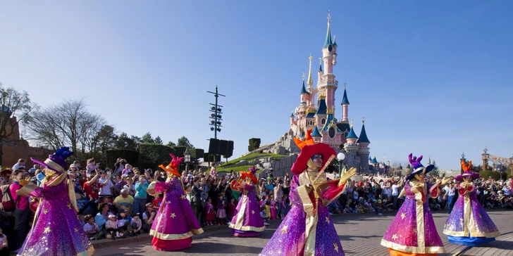 Vstupenky do Disneylandu, na Eiffelovu věžu i plavbu lodí po Seině se platí zvlášť. 