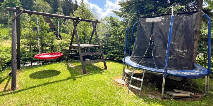 Děti se vyřádí na trampolíně a houpačce. 