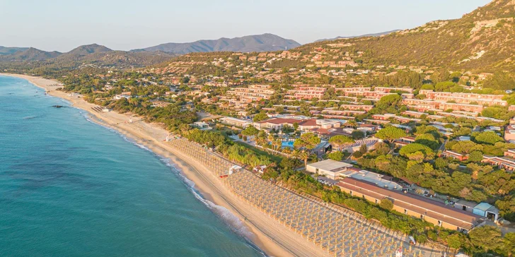 Přímo u hotelu se rozprostírá jedna z nejvyhlášenějších pláží Sardinie, kde máte na každý pokoj dvě lehátka a slunečník zdarma. 
