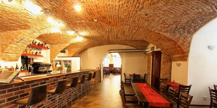 Stylová restaurace se nachází v historickém domě.