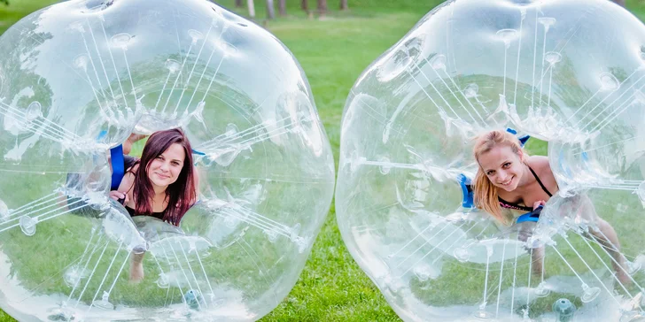 Pojďte se koulet: venkovní body zorbing i vykutálené minihry až pro 8 osob