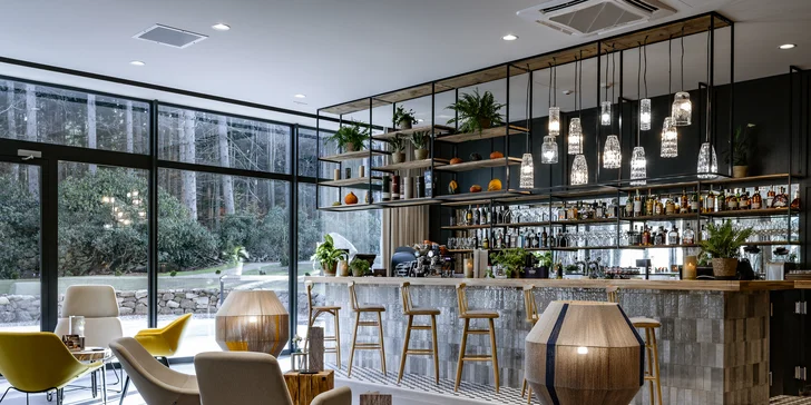 Na kávu a dezert zajděte do Palladium Cafe a na sklenku a lehkou svačinu do lobby baru Nice. 