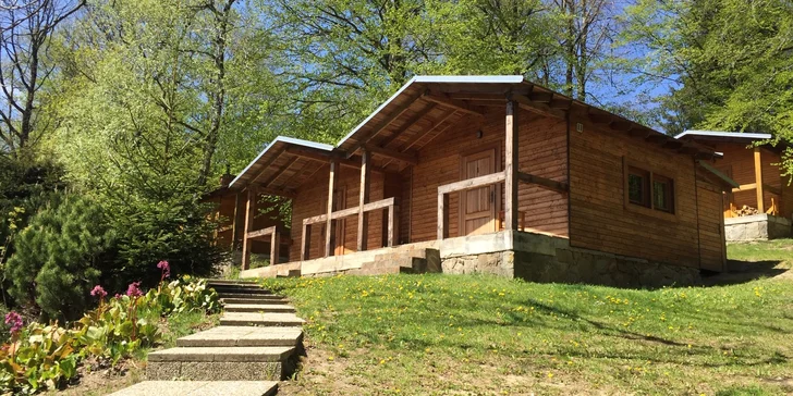 Lesní dobrodružství pro 2-5 osob ve srubových chatkách Bunč i se snídaní a opékáním