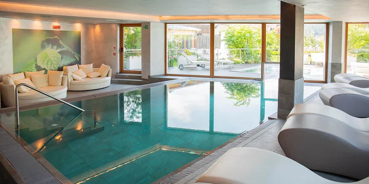 Hotelové wellness centrum má vnitřní i venkovní část. 