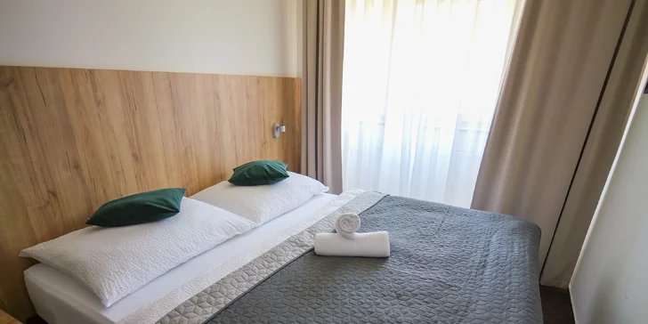 Ubytujete sa v komfortnej izbe vybavenej masívnymi posteľami s kvalitnými matracmi.