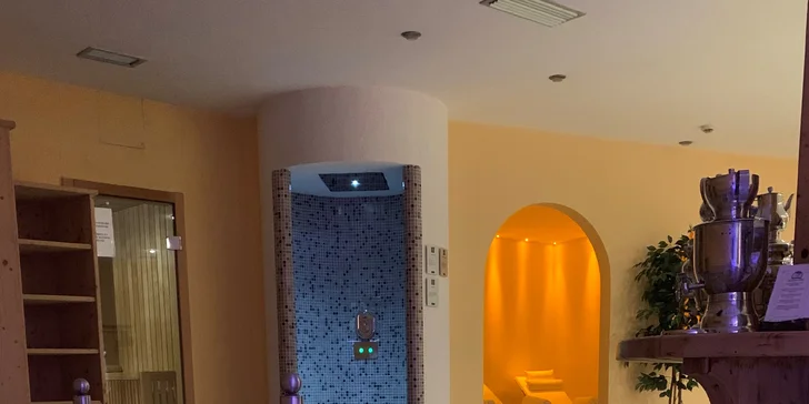 Wellness ponúka bazén, saunu, turecký kúpeľ aj relaxačnú miestnosť.