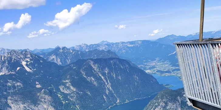 Nebeská stezkaje vyhlídka ve výšce 2700 m n. m. a tyčí se přímo u horní stanice lanovky, kterou sem z údolí vyjedete. 