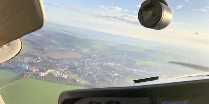 Každý pasažér ma garantované místo u okýnka, fotit a natáčet můžete ostošest. 