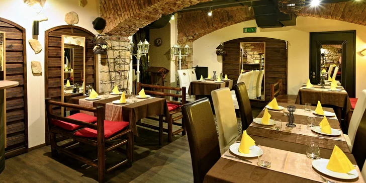 Večer v restauraci hraje živá hudba.