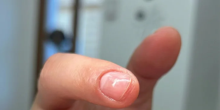 Za příplatek můžete své nehty rozzářit francií, ombré technikou nebo zvolit výživnou kúru P-Shine či hřejivý parafín. 