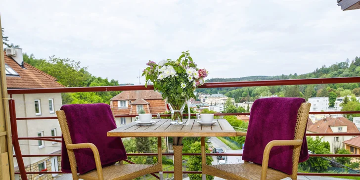 Dominantou každého apartmánu je balkon s výhledem na luhačovické okolí. 