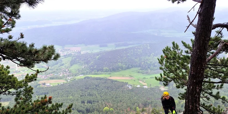 Hohe Wand: pestrá trasa Gebirgsvereinssteig s lanovým mostíkom a dolezom po Steirerspur.
