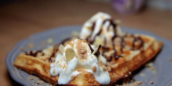 Domáce waffle s mrazeným jogurtom, mandľami a čokoládovou polevou