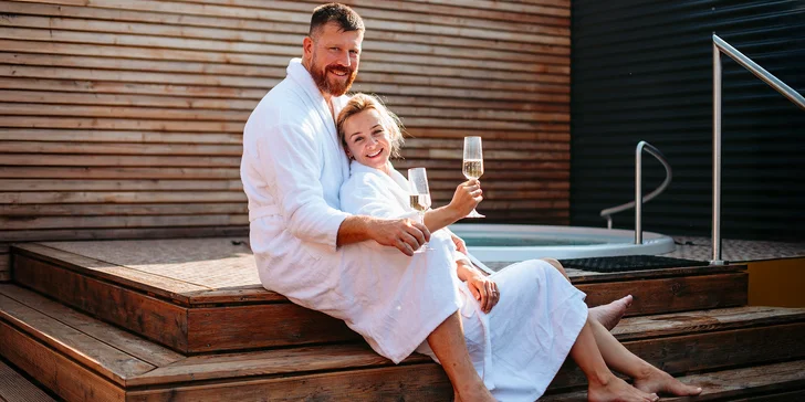 Ve venkovní části je vířivka. Budete se kochat výhledem na město a užívat si blahodárný relax. 