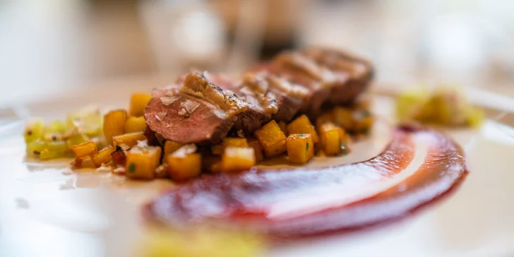 Marinované kachní prso sous-vide a bramborové rissole vaše chuťové pohárky dostanou. 