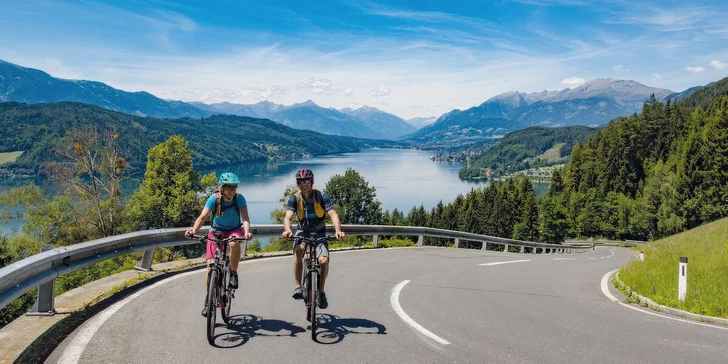 Okolí je skvělé pro cyklistiku, okružní cesta vede i kolem jezera. 