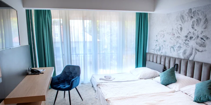 Pokoje jsou klimatizované a k jejich vybavení patří LCD televize, telefon a minibar.  