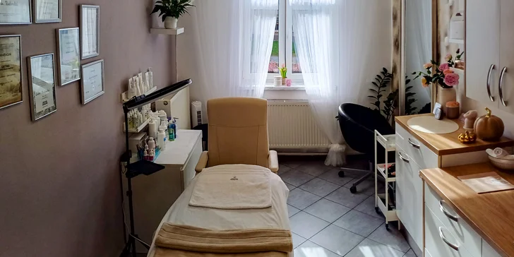 Při laminaci obočí vás čeká úprava tvaru pomocí fixace speciálním gelem. Těšte se na plný vzhled a pozvednutý tvar až po 6 týdnů.