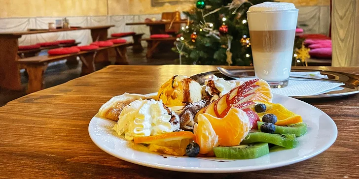 Voucher pro 2 osoby kromě vstupu do wellness zahrnuje také 2 porce lahodných palačinek se zmrzlinou a kávou v místní restauraci. Tak neváhejte a zažijte pohádkové odpoledne plné romantiky.