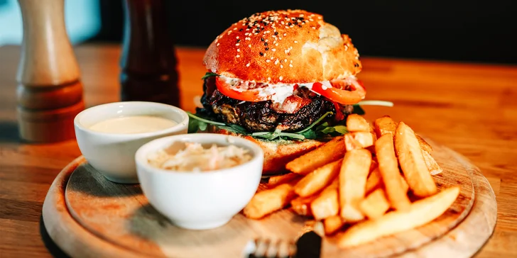 V menu jsou burgery, žebra, kuřecí křídla, stripsy i panenka nebo guláš. 