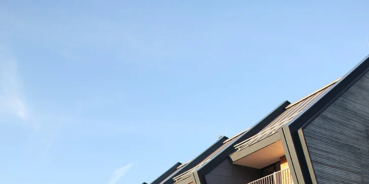 Parkovat můžete v garážích apartmánového domu nebo na přilehlém parkovišti. 