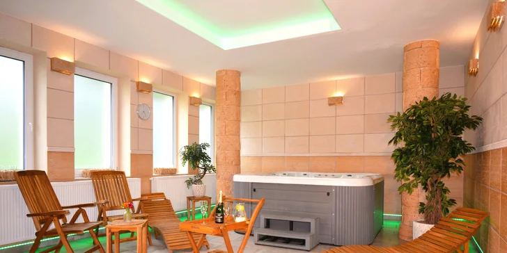 Varianta s wellness zahrnuje také lahev vína. 