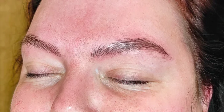 Kosmetička Klára Dobešová dělá permanentní make-up obočí pomocí stínování nebo vláskování (na fotce).